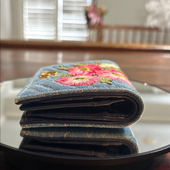 GUCCI Denim GG Marmont Floral Embroidered Compact Wallet - Picture 6 of 12